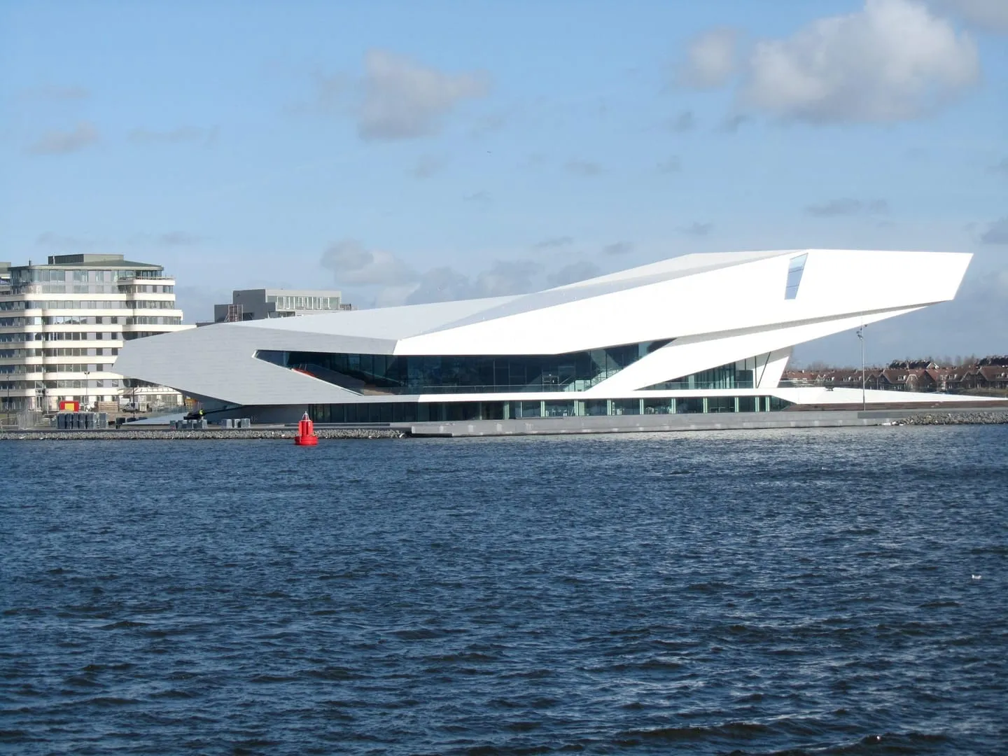Eye Filmmuseum aan de overkant van het IJ