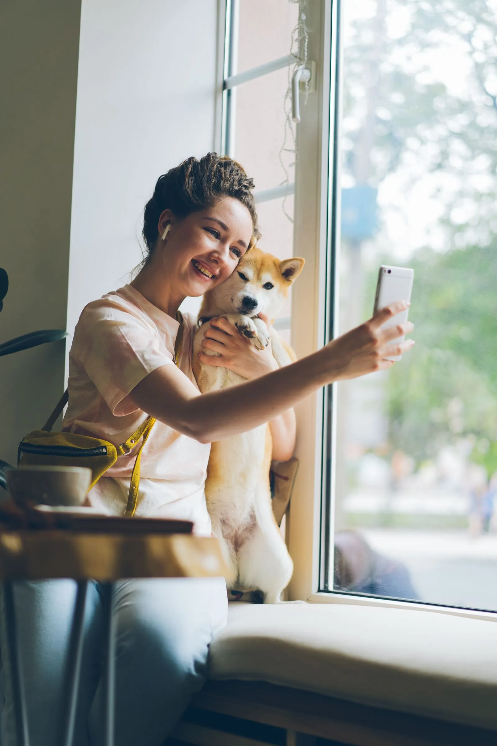 Friends, Pets, and Exes in Dating Profile Photos: What Works