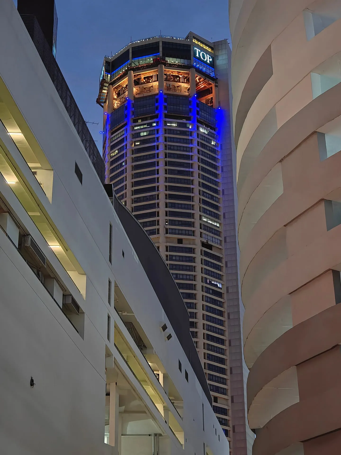 THE TOP di KOMTAR