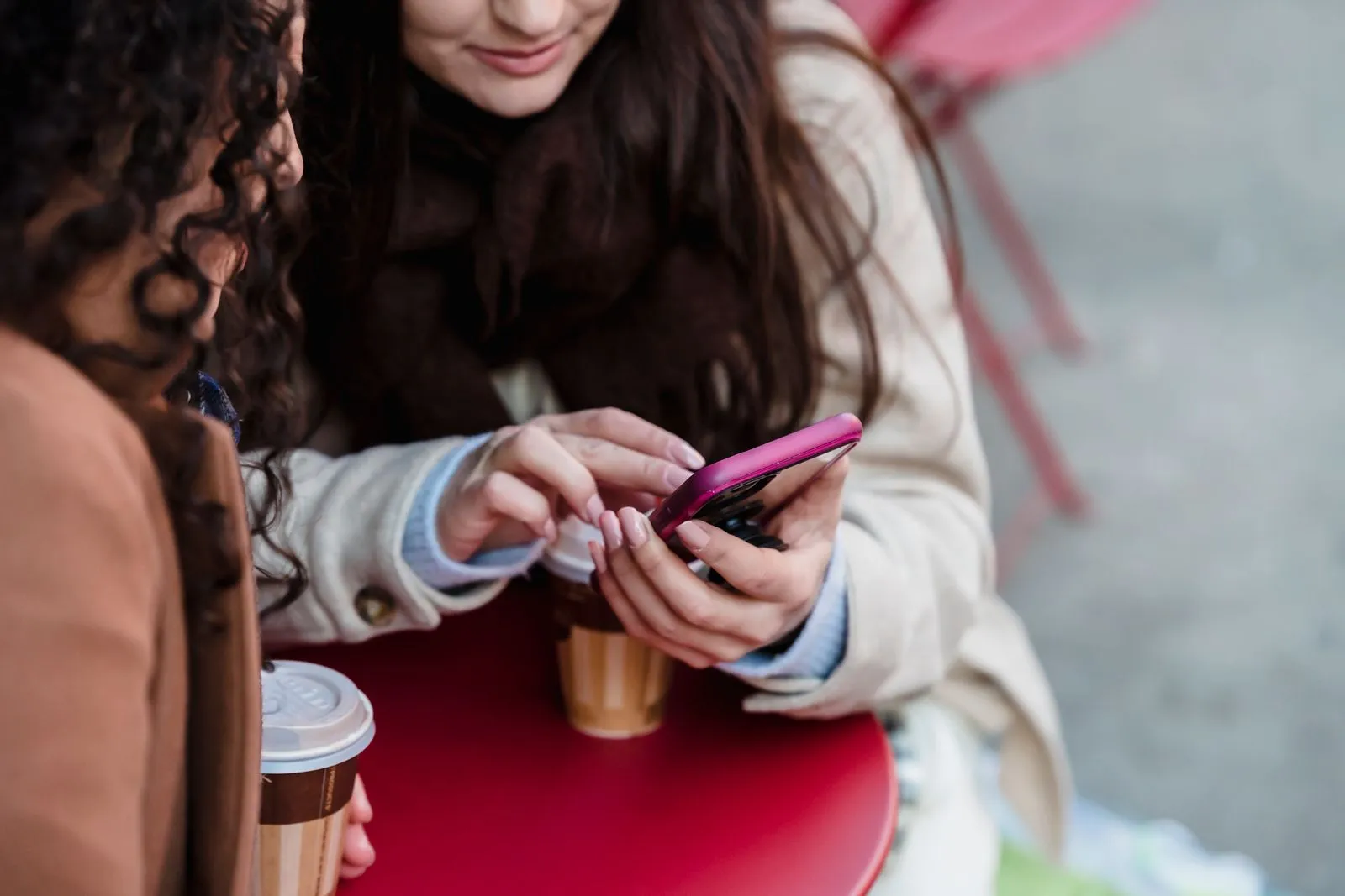 How to Manage Multiple Dating Chats Without Treating People Like Cards