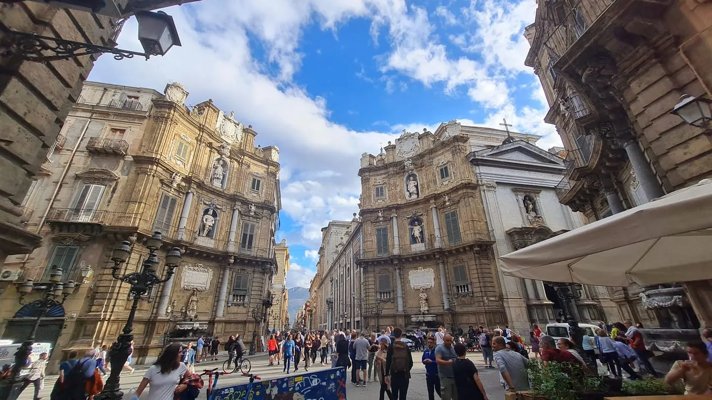 Quattro Canti e passeggiata su Via Maqueda