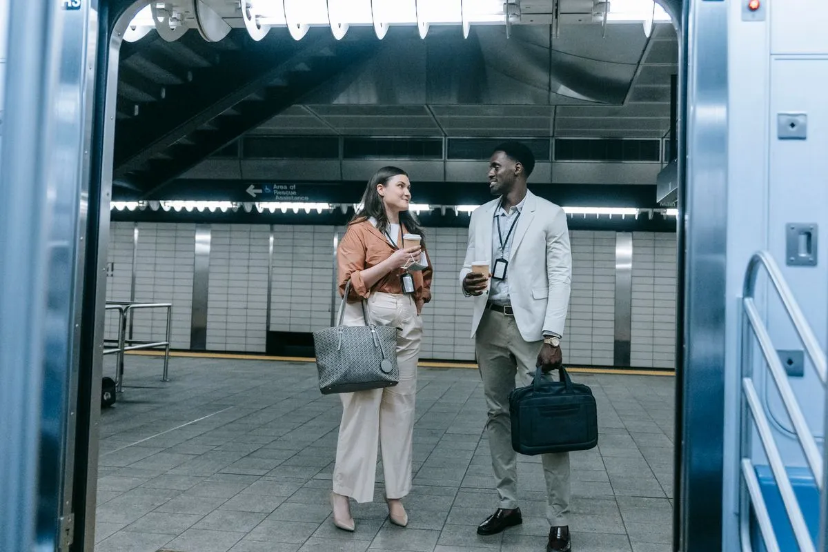 A Safe First Date Plan: Place, Transport, and a Trusted Contact